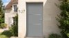 Porte d'entrée PVC sur mesure Pleine Moderne, 2 Baguettes Horizontales – modèle 107, photo d'ambiance