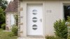 Porte d'entrée PVC sur mesure Semi-Vitrée Moderne, 3 Hublots Fendus – modèle 013, photo d'ambiance