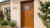Porte d'entrée PVC sur mesure Semi-Vitrée Moderne, Petit Carreau en Partie Haute – modèle 037, photo d'ambiance