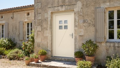 Porte d'entrée PVC sur mesure Semi-Vitrée Moderne, 4 Carreaux en Bloc – modèle 090, photo d'ambiance