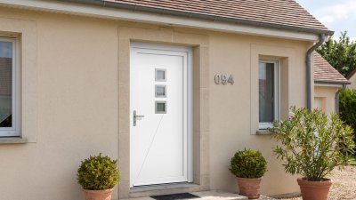 Porte d'entrée PVC sur mesure Semi-Vitrée Moderne, 3 Petits Carreaux en Haut – modèle 094, photo d'ambiance