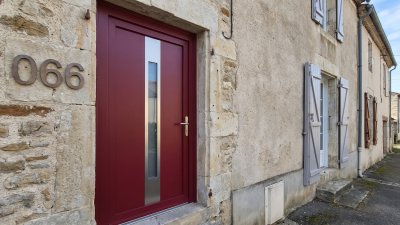 Porte d'entrée PVC sur mesure Semi-Vitrée Moderne, Large Bande et Fente Vitrée – modèle 066, photo d'ambiance