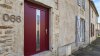 Porte d'entrée PVC sur mesure Semi-Vitrée Moderne, Large Bande et Fente Vitrée – modèle 066, photo d'ambiance