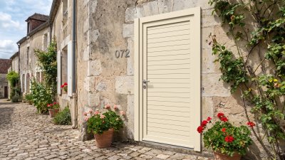 Porte d'entrée PVC sur mesure Pleine Moderne, Rainures Horizontales – modèle 072, photo d'ambiance