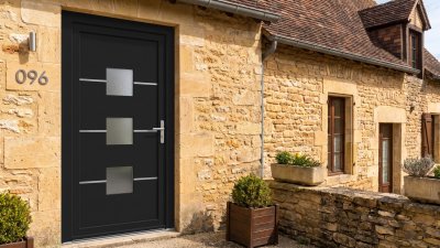 Porte d'entrée PVC sur mesure Semi-Vitrée Moderne, 3 Carreaux Barrés de Baguettes – modèle 096, photo d'ambiance