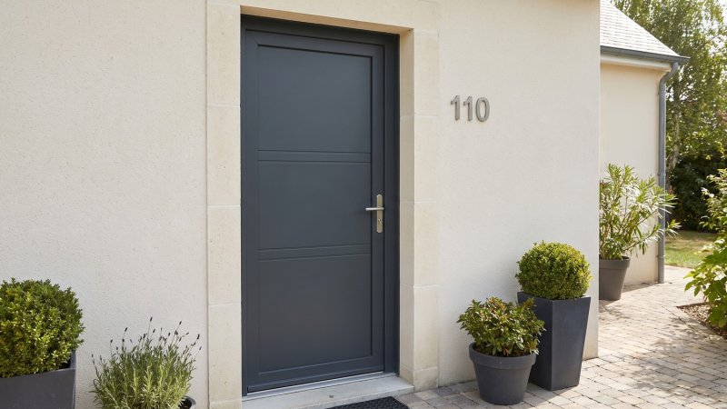 Porte d'entrée PVC sur mesure Pleine Moderne, 2 Doubles Rainures – modèle 110, photo d'ambiance
