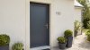 Porte d'entrée PVC sur mesure Pleine Moderne, 2 Doubles Rainures – modèle 110, photo d'ambiance