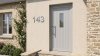 Porte d'entrée PVC sur mesure Semi-Vitrée Style Fermière, Vitrage Étroit sur Lames – modèle 143, photo d'ambiance