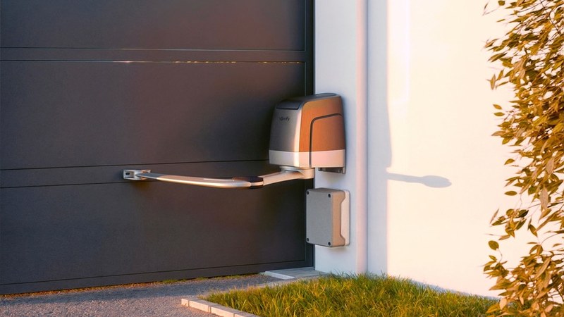 Moteur Axovia 3S+ io en situation — bras articulé et armoire de commande sur pilier