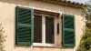 Motorisation solaire de volet battant : moteur sous le linteau et panneau solaire, sans aucun câble