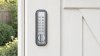 Verrou à code en applique posé sur une porte d'abri de jardin