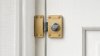 Verrou à bouton posé à l'intérieur d'une porte d'entrée