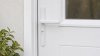 Ensemble de porte sur plaque étroite posé sur une porte d'entrée PVC