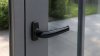 Béquille sur rosace posée sur une porte d'entrée en aluminium