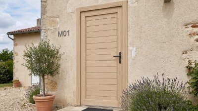 Porte d'entrée bois modèle M01 sur mesure — photo d'ambiance, pin naturel