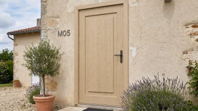 Porte d'entrée bois modèle M05 sur mesure — photo d'ambiance, pin naturel