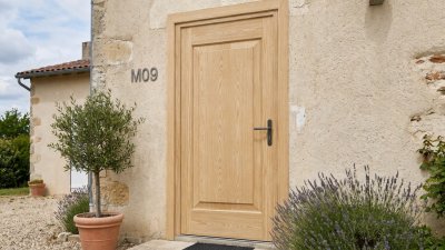 Porte d'Entrée Bois Sur Mesure – Panneau Mouluré Cadre en Perspective