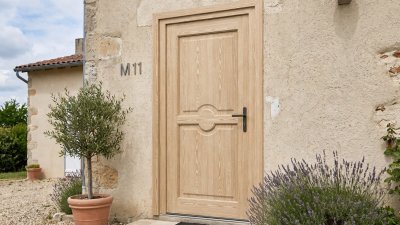 Porte d'entrée bois modèle M11 sur mesure — photo d'ambiance, pin naturel