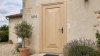 Porte d'entrée bois modèle M14 sur mesure — photo d'ambiance, pin naturel