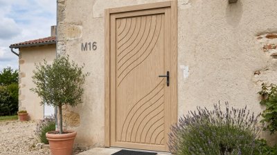 Porte d'entrée bois modèle M16 sur mesure — photo d'ambiance, pin naturel