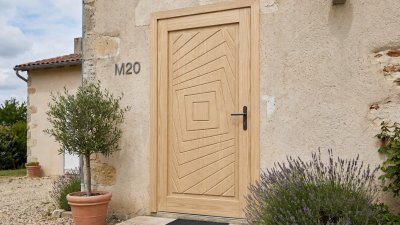 Porte d'entrée bois modèle M20 sur mesure — photo d'ambiance, pin naturel
