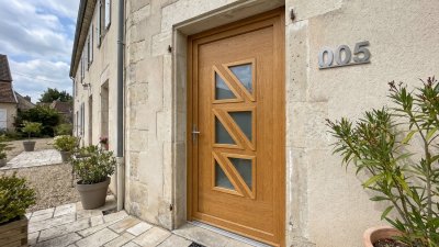 Porte d'entrée bois modèle 005 sur mesure — photo d'ambiance, chêne verni