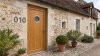 Porte d'entrée bois modèle 010 sur mesure — photo d'ambiance, chêne verni