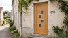 Porte d'entrée bois modèle 018 sur mesure — photo d'ambiance, chêne verni