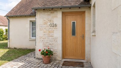Porte d'entrée bois modèle 026 sur mesure — photo d'ambiance, chêne verni