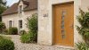Porte d'entrée bois modèle 041 sur mesure — photo d'ambiance, chêne verni