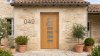 Porte d'entrée bois modèle 049 sur mesure — photo d'ambiance, chêne verni
