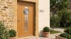 Porte d'entrée bois modèle 061 sur mesure — photo d'ambiance, chêne verni