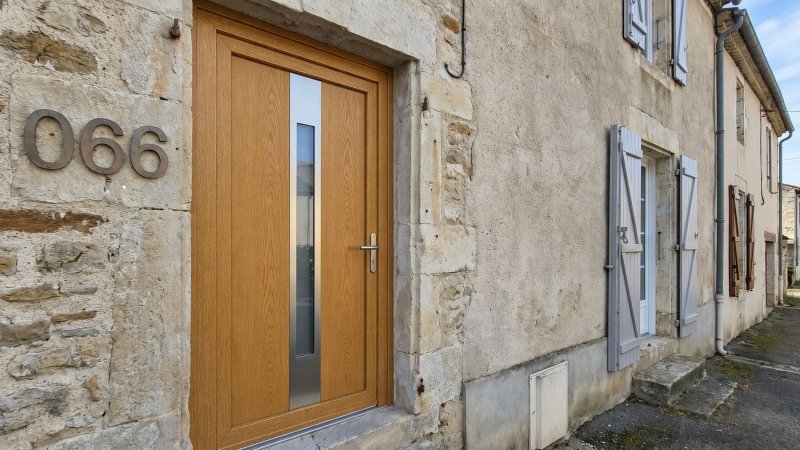Porte d'entrée bois modèle 066 sur mesure — photo d'ambiance, chêne verni