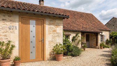 Porte d'entrée bois modèle 071 sur mesure — photo d'ambiance, chêne verni