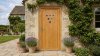 Porte d'entrée bois modèle 076 sur mesure — photo d'ambiance, chêne verni