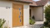 Porte d'entrée bois modèle 079 sur mesure — photo d'ambiance, chêne verni