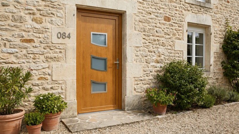 Porte d'entrée bois modèle 084 sur mesure — photo d'ambiance, chêne verni