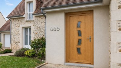 Porte d'entrée bois modèle 085 sur mesure — photo d'ambiance, chêne verni