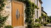 Porte d'entrée bois modèle 087 sur mesure — photo d'ambiance, chêne verni