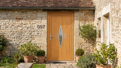 Porte d'entrée bois modèle 097 sur mesure — photo d'ambiance, chêne verni