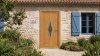 Porte d'entrée bois modèle 104 sur mesure — photo d'ambiance, chêne verni