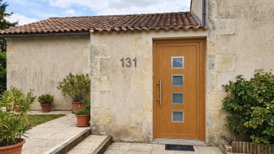 Porte d'entrée bois modèle 131 sur mesure — photo d'ambiance, chêne verni