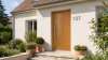 Porte d'entrée bois modèle 137 sur mesure — photo d'ambiance, chêne verni