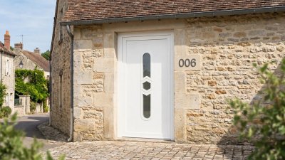 Porte d'entrée bois modèle 006 sur mesure — photo d'ambiance, pin peint blanc (RAL 9016)