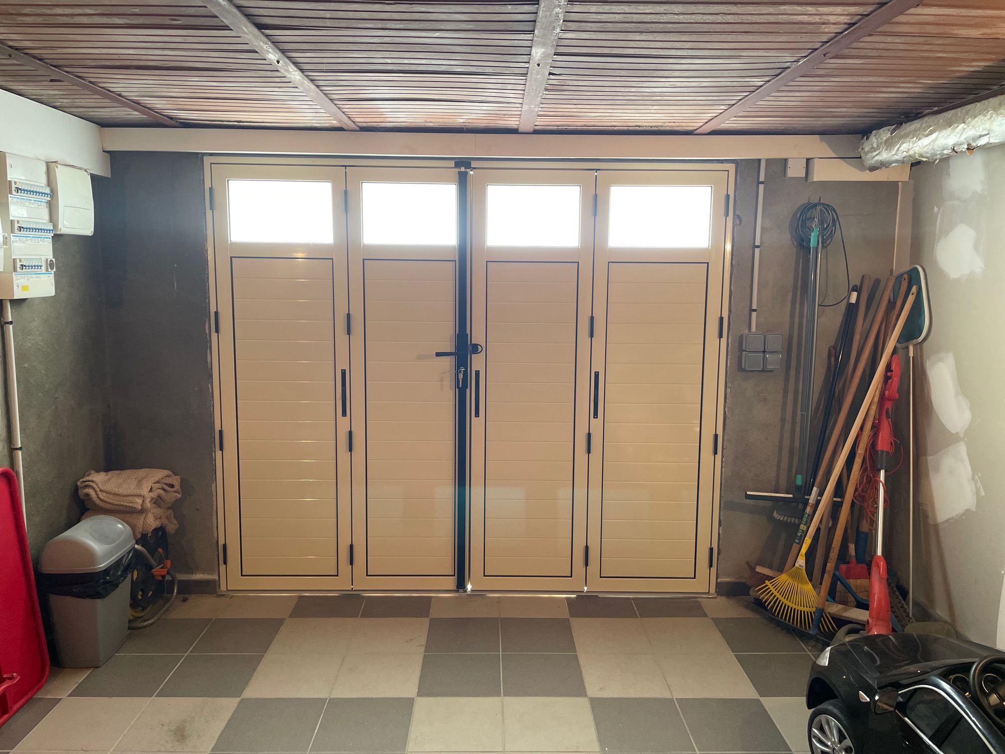 Vue intérieur - porte de garage 4 battants en aluminium sur mesure avec hublots