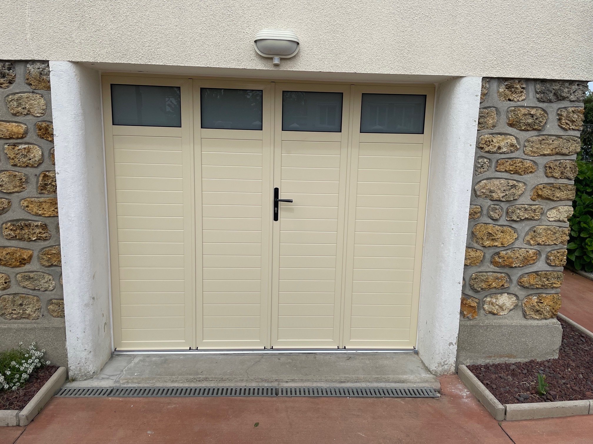 Vue extérieur - porte de garage 4 battants en aluminium sur mesure avec hublots