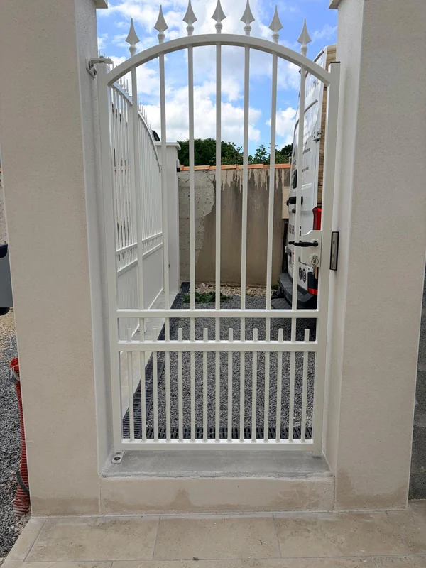 Portillon acier sur mesure - réalisation chantier France