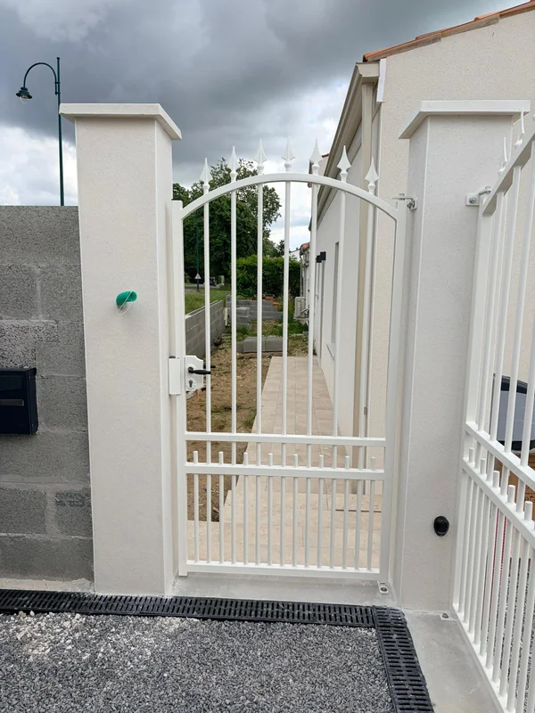 Portillon acier sur mesure - réalisation chantier France