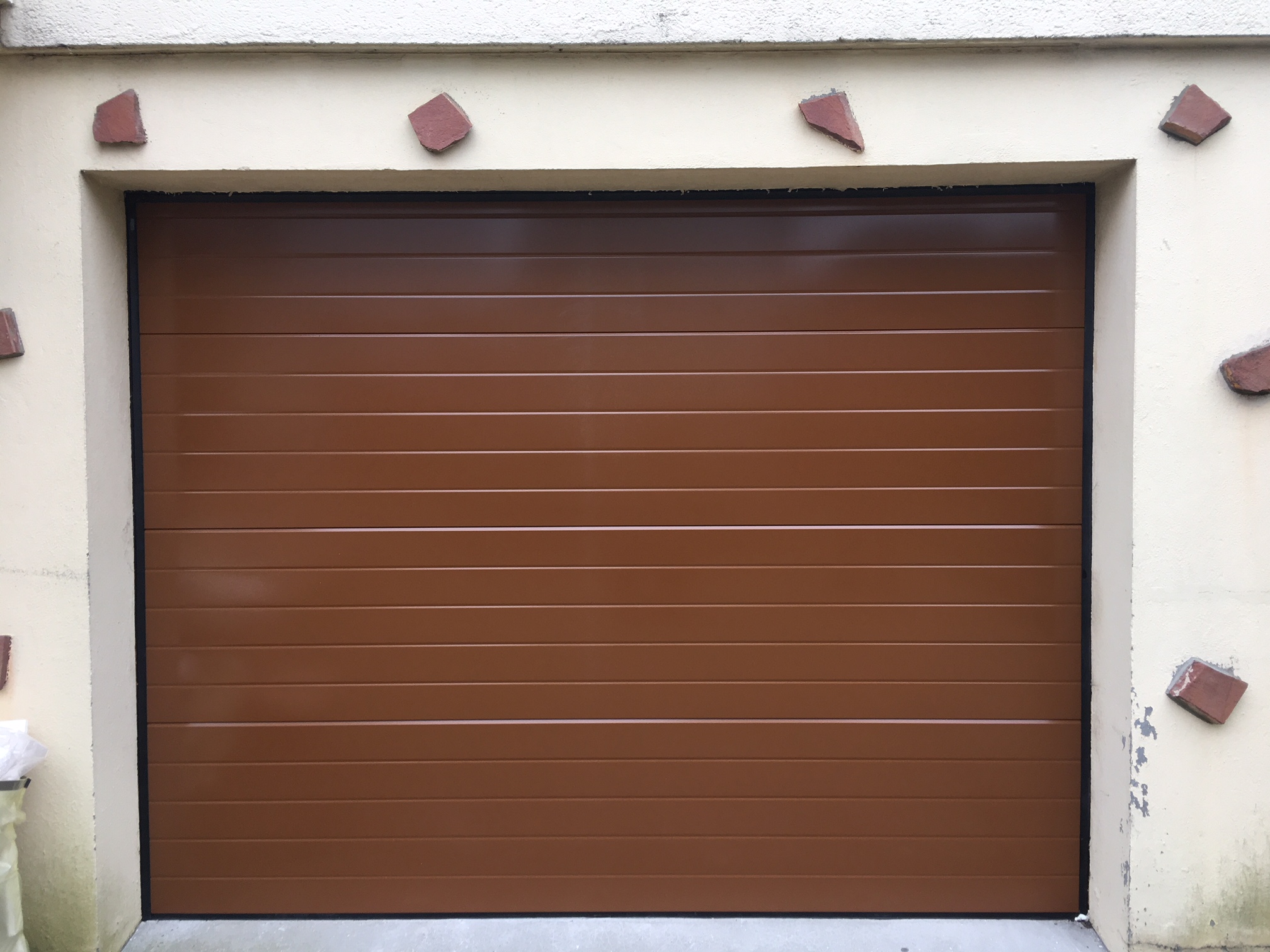Installation porte de garage sectionnelle motorisée