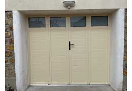 Installation d'une porte de garage 4 battants en aluminium sur mesure avec hublots et vitrage de sécurité